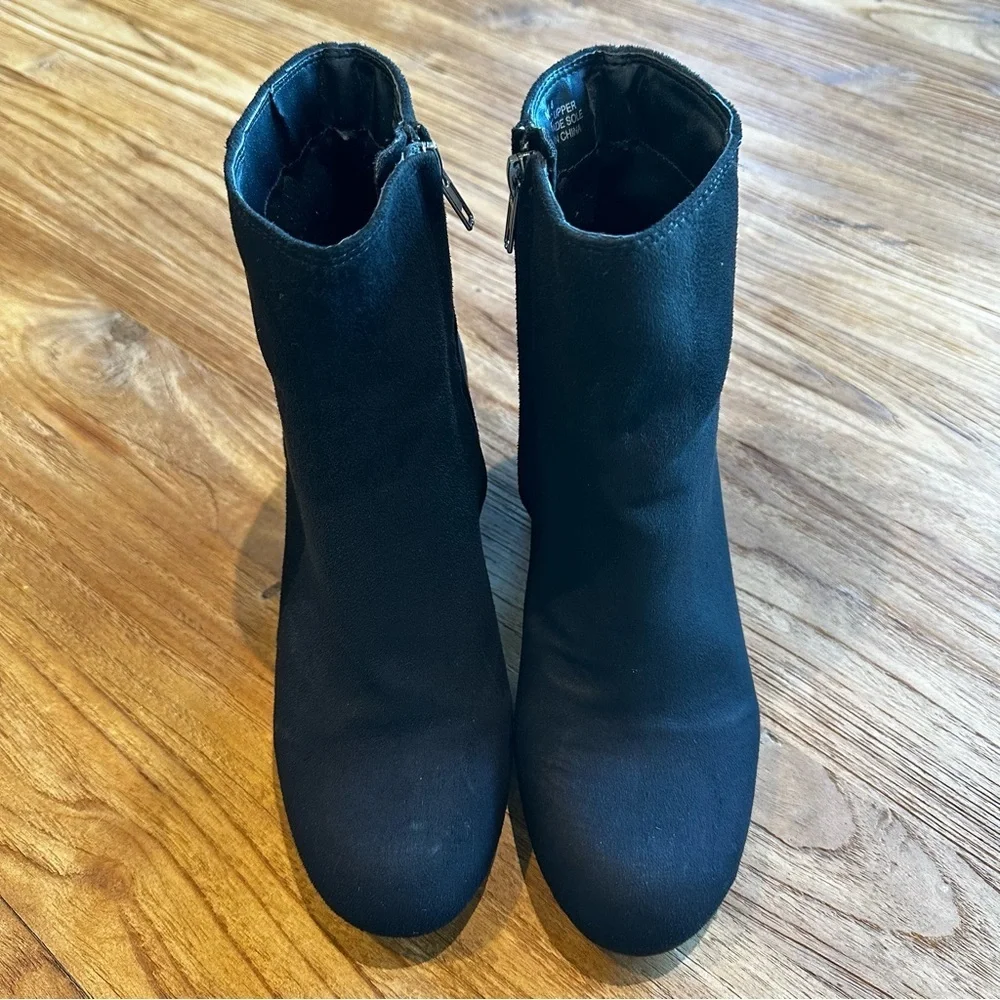 Zigi Soho Nydia Women’s Black Faux Suede Block Heel Round Toe Booties Side Zip 8